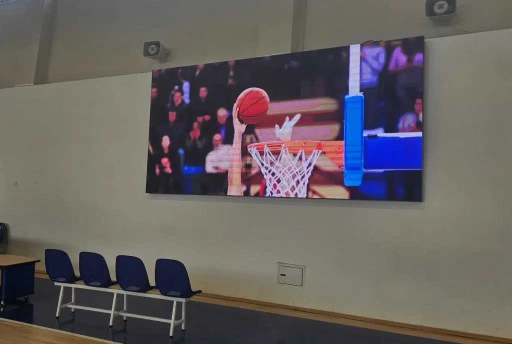 מסך לד במגרש כדורסל