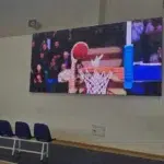 מסך לד במגרש כדורסל