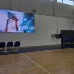 מסך לד במגרש כדורסל