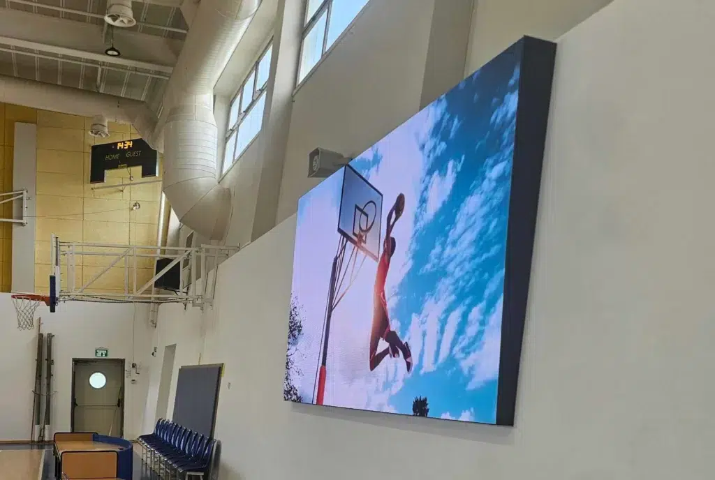 מסך לד במגרש כדורסל