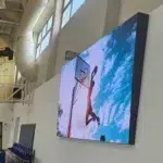 מסך לד במגרש כדורסל